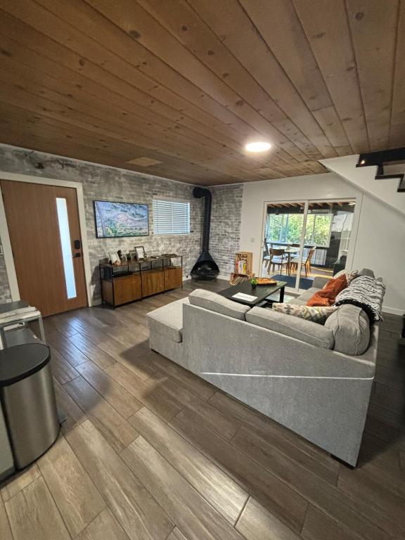 The Honey Bear Cabin Jacuzzi EV Friendly Renovated - Image 5