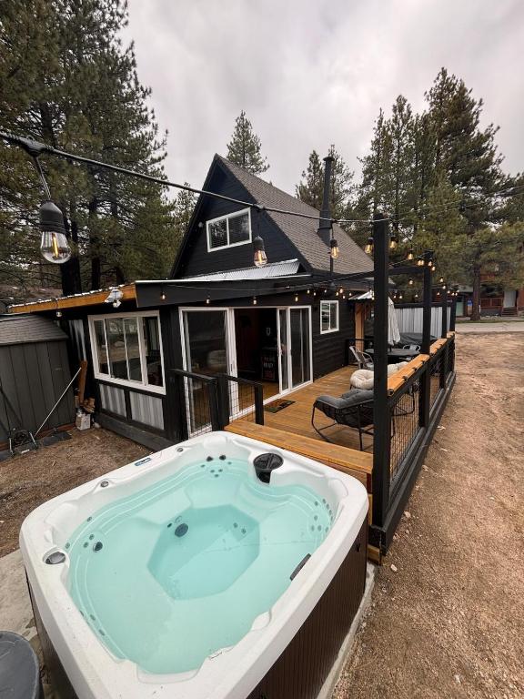 The Honey Bear Cabin Jacuzzi EV Friendly Renovated