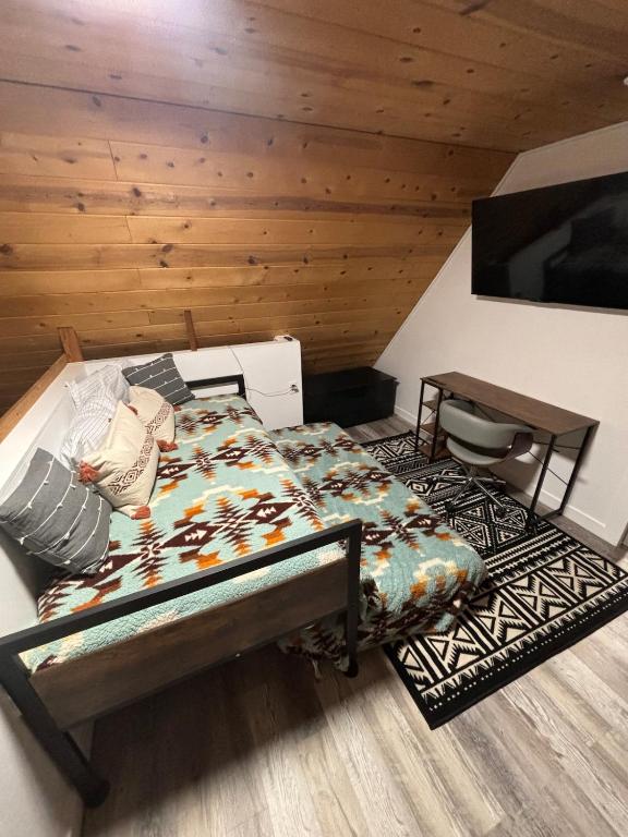 The Honey Bear Cabin Jacuzzi EV Friendly Renovated - Image 7