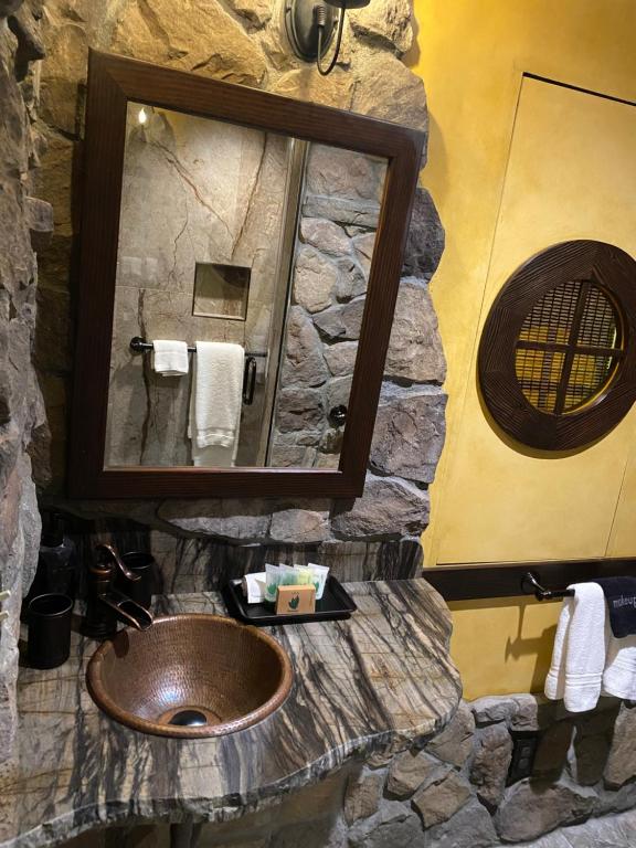 Victorian Mansion Bed and Breakfast Inn - Image 8