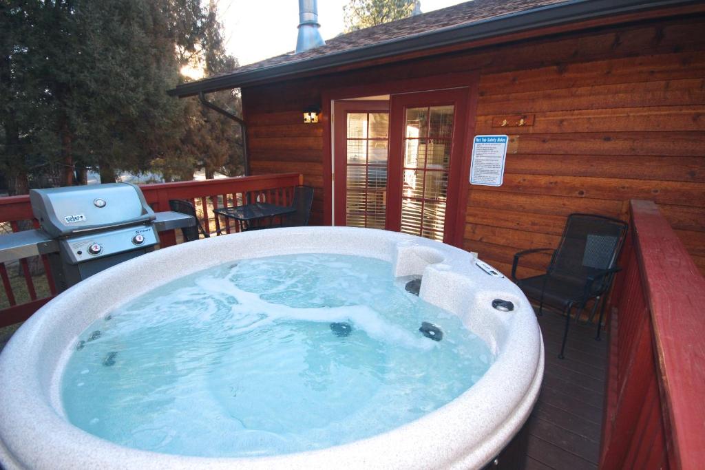 Hot Tub (Jacuzzi) - Photo 3