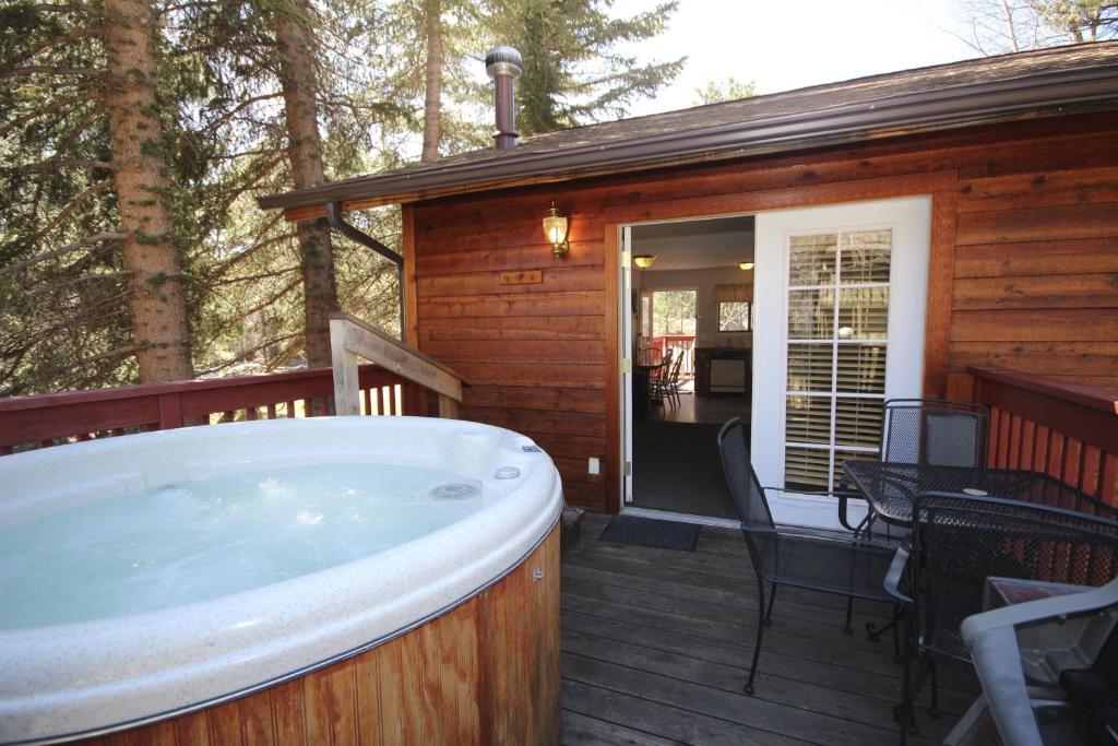 Hot Tub (Jacuzzi) - Photo 2