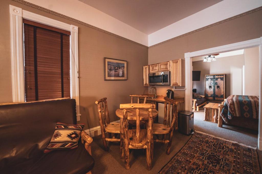 St. Elmo Hotel - Image 5