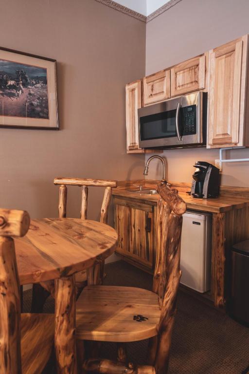 St. Elmo Hotel - Image 4