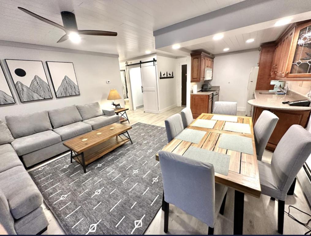 Remodeled Ski in and ski out Condo! - Image 5