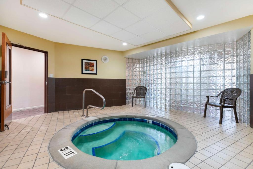 Hot Tub (Jacuzzi) - Photo 3