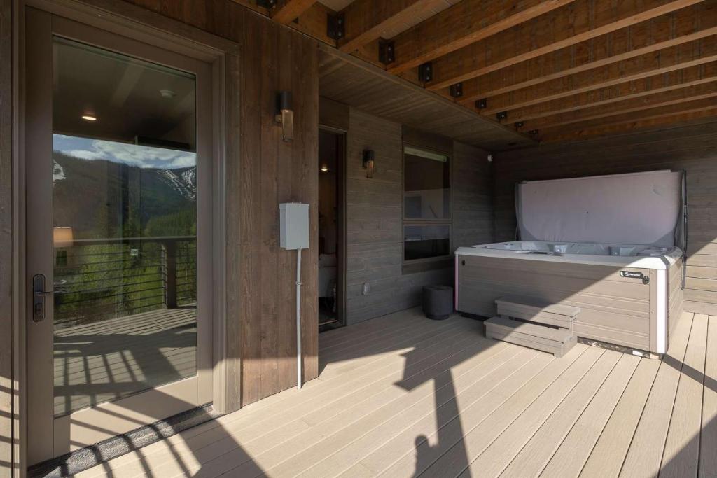 Hot Tub (Jacuzzi) - Photo 3