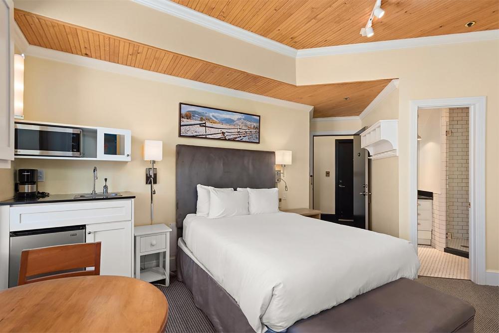 Independence Square 305, Remodeled, 3rd Floor Hotel Room in Aspen's Best Location - Image 4