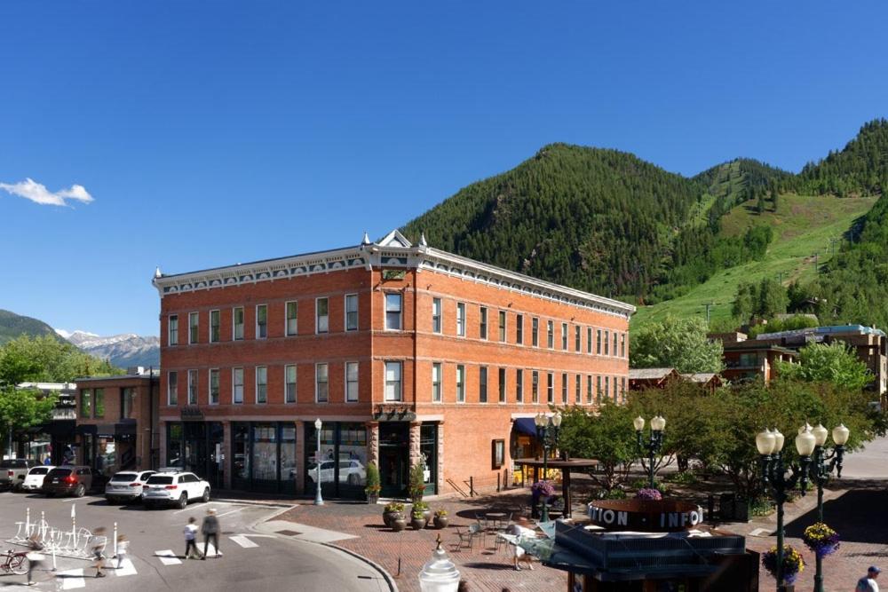 Independence Square 311, Best Location! Hotel Room with Rooftop Hot Tub in Aspen - Image 8