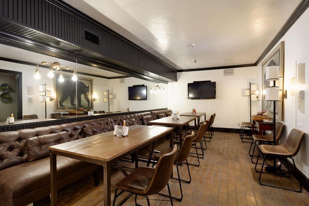 Independence Square 311, Best Location! Hotel Room with Rooftop Hot Tub in Aspen - Image 4