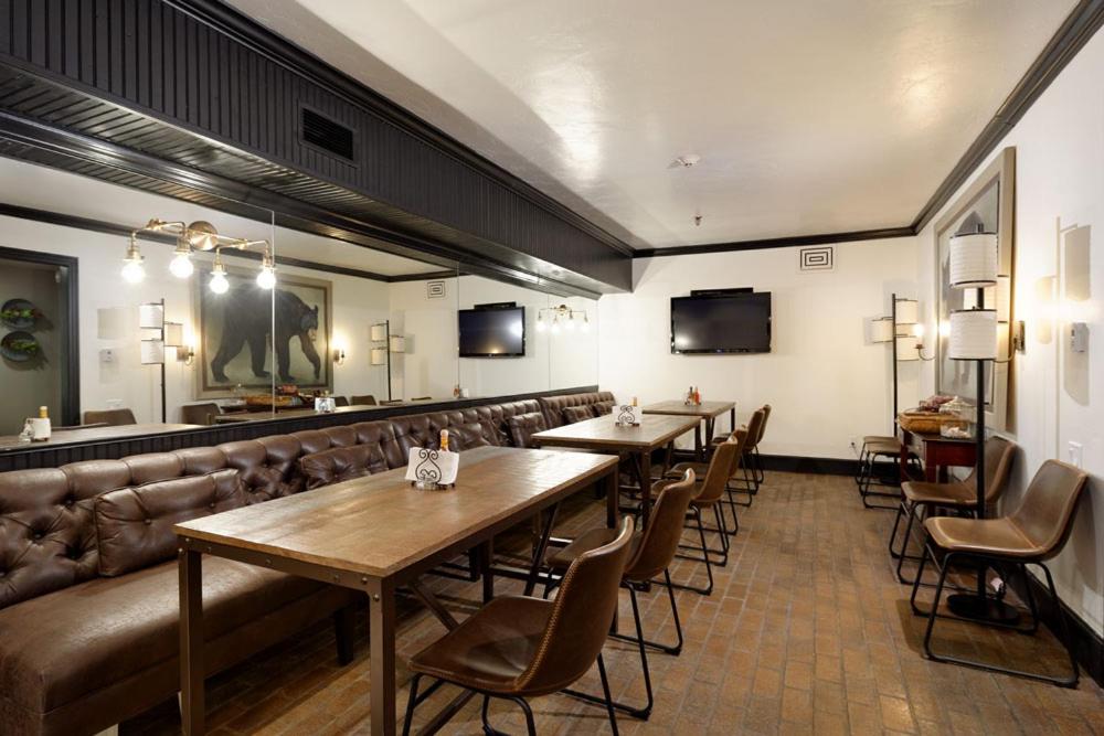 Independence Square 205, Stylish Hotel Room with AC, Great Location in Aspen - Image 4