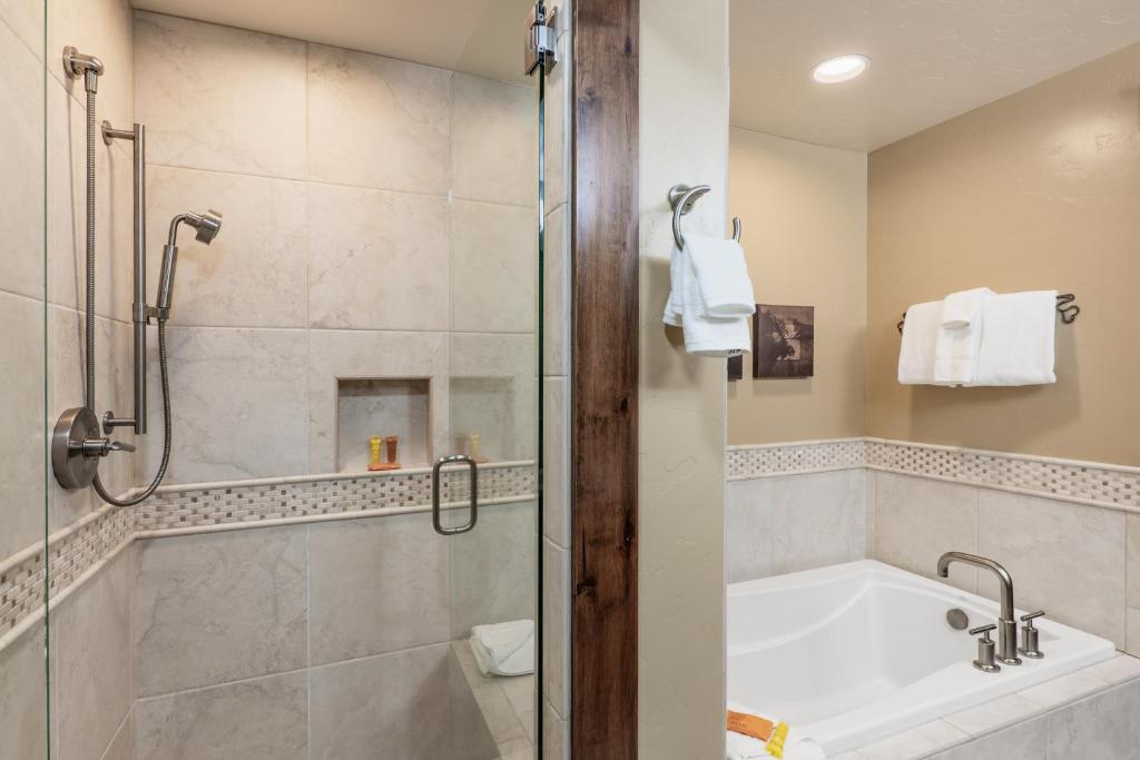 Cozy Winter Escape - 2BR & 2BA Near Snowy Trails and Downtown