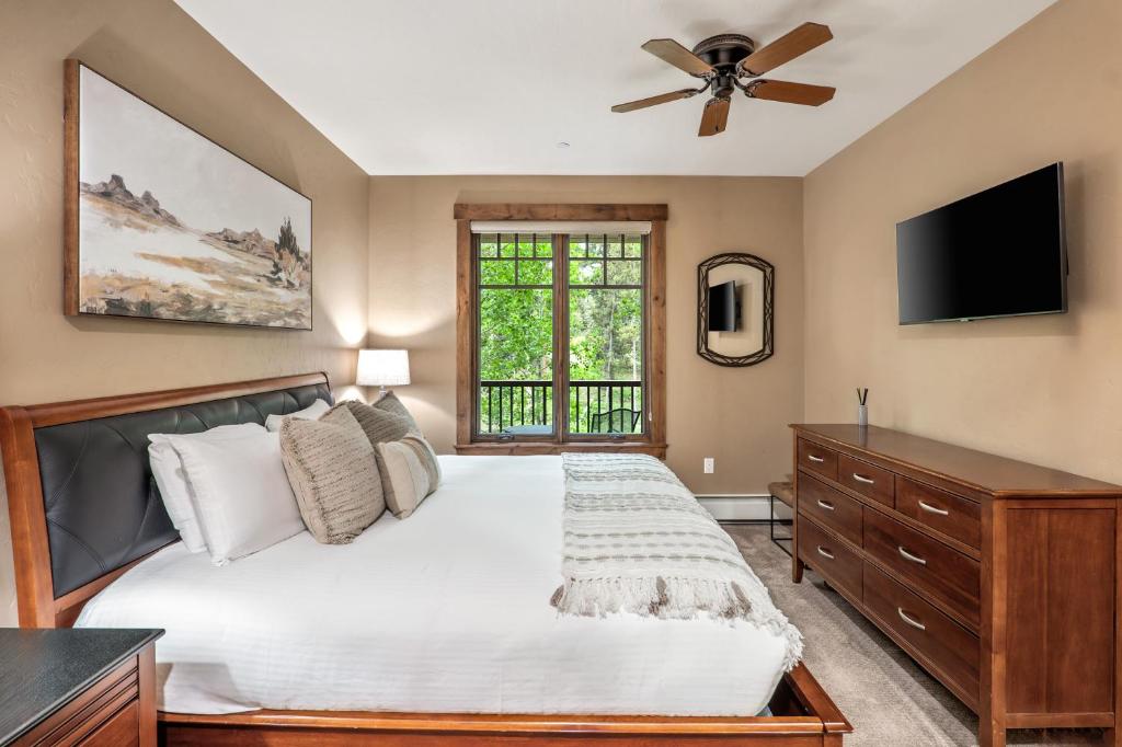 Cozy Winter Escape - 2BR & 2BA Near Snowy Trails and Downtown - Image 8