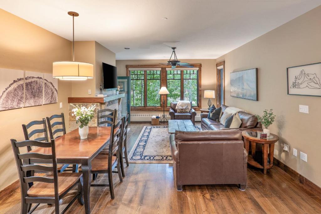 Cozy Winter Escape - 2BR & 2BA Near Snowy Trails and Downtown