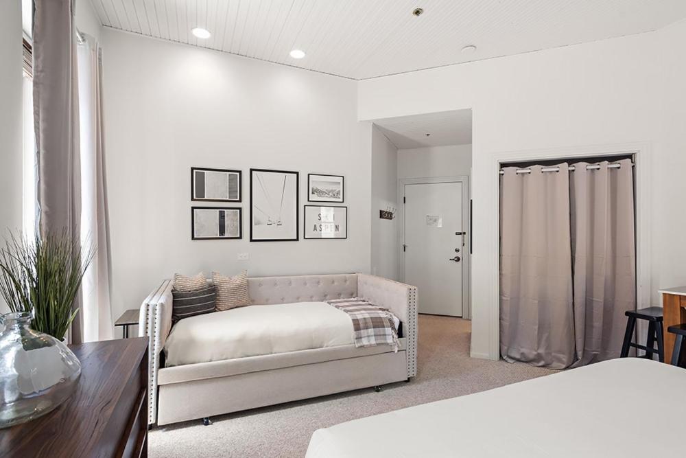 Independence Square 211, Chic Hotel Room with Mountain Views, A/C, & Rooftop Hot Tub - Image 6