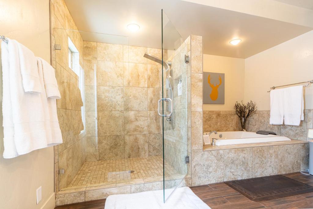 Hot Tub (Jacuzzi) - Photo 3