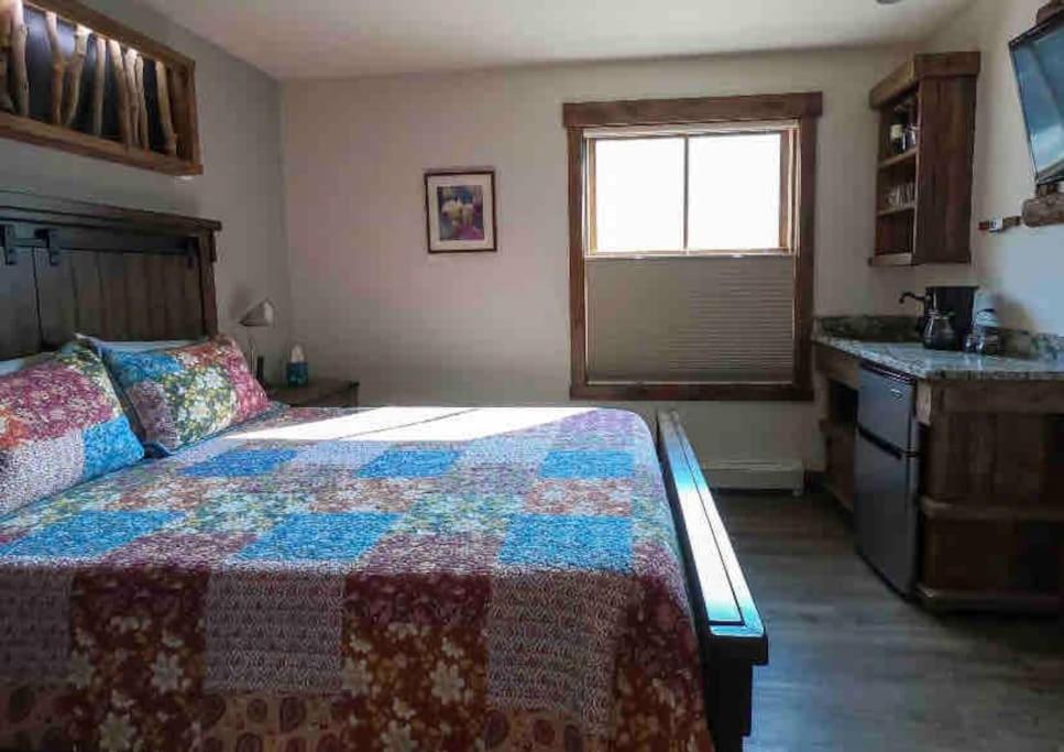 Clear Creek Inn - Image 7