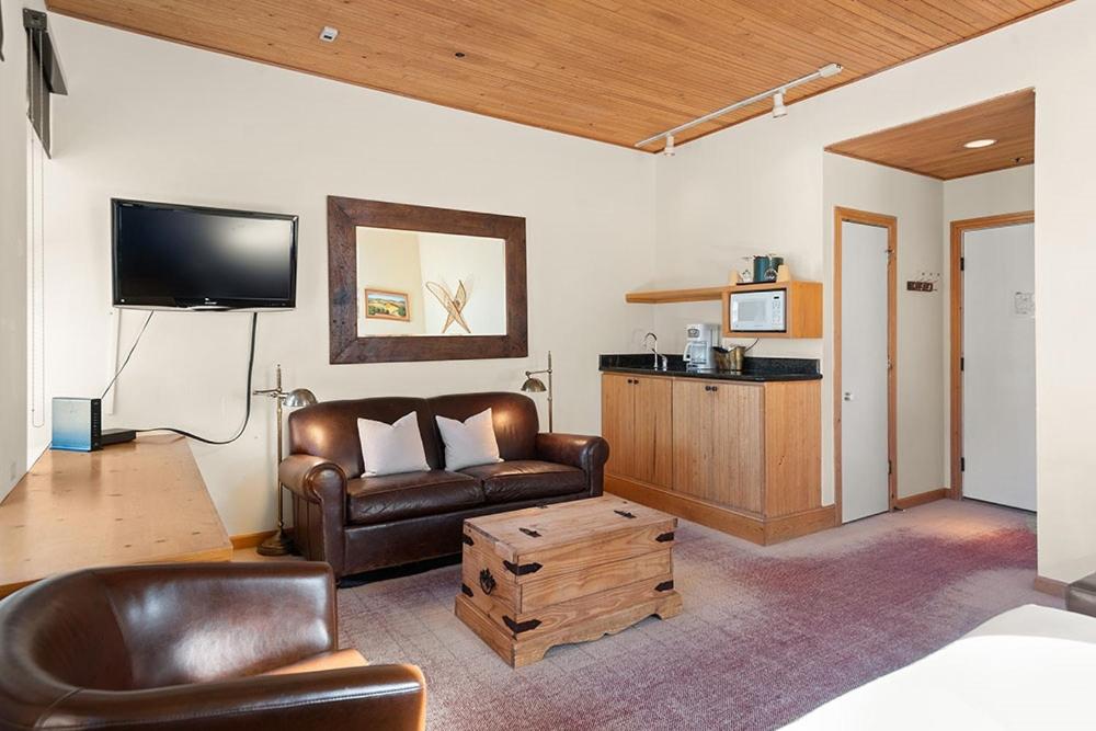 Independence Square Unit 313, Downtown Hotel Room in Aspen with Rooftop Hot Tub - Image 4