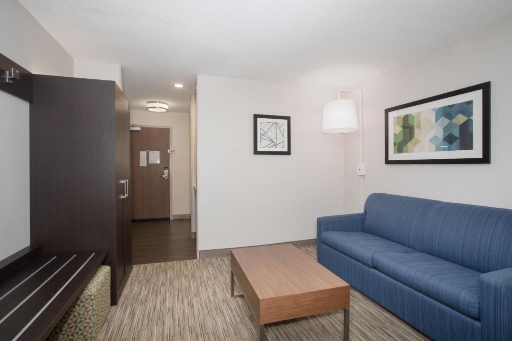 Holiday Inn Express Hotel & Suites Longmont by IHG - Image 7