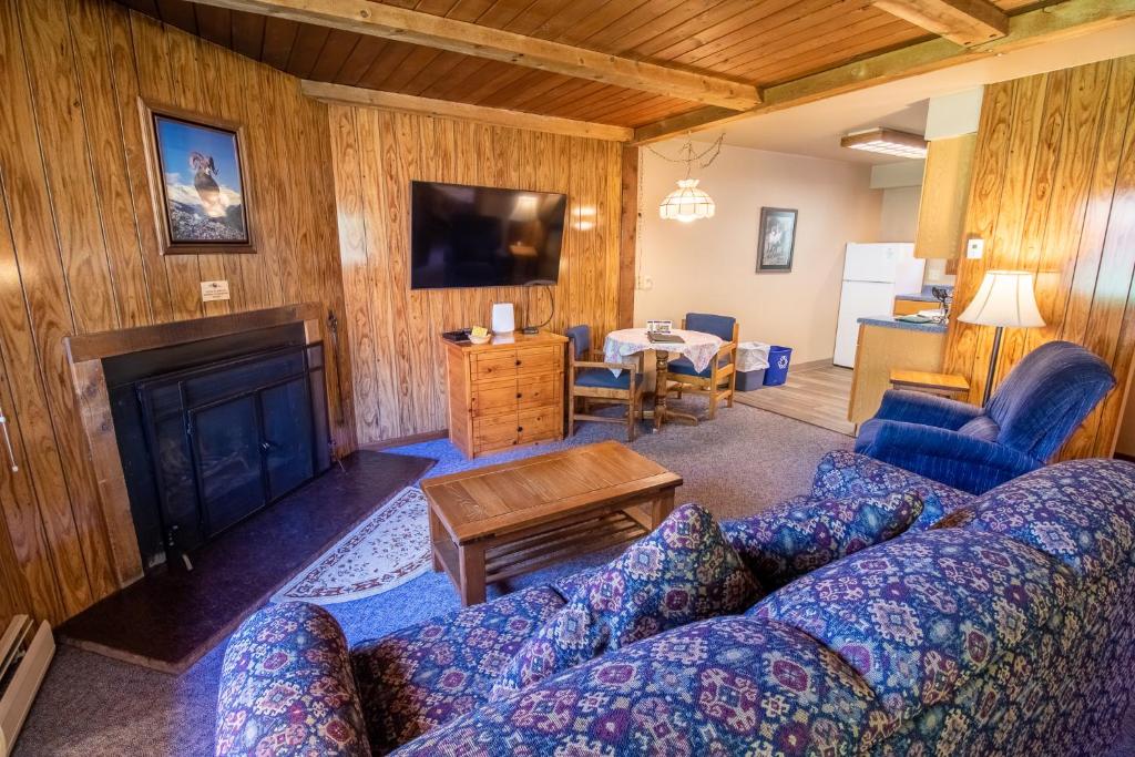 Castle Mountain Lodge - Image 6