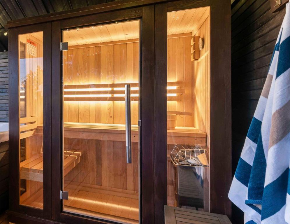 Wow Views! Hot Tub, Sauna, 85 inch TV, Pool Table - Image 8