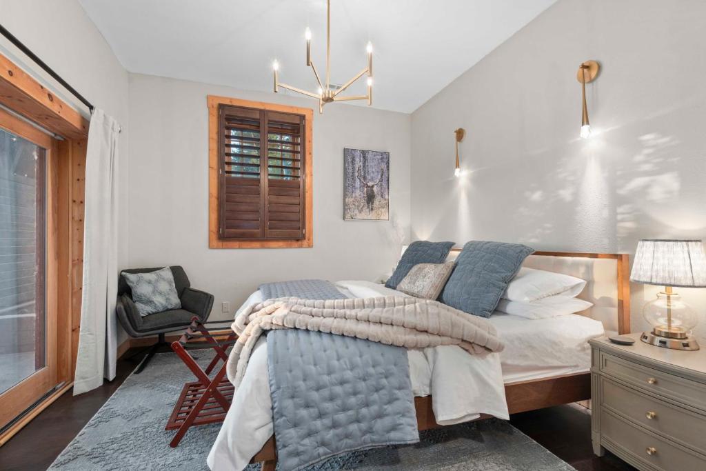 Wow Views! Hot Tub, Sauna, 85 inch TV, Pool Table - Image 7