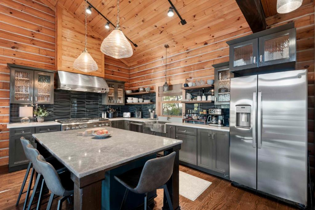 Wow Views! Hot Tub, Sauna, 85 inch TV, Pool Table - Image 4