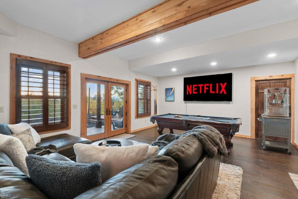 Wow Views! Hot Tub, Sauna, 85 inch TV, Pool Table - Image 5