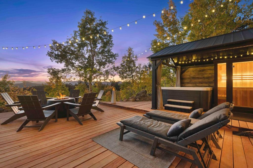 Wow Views! Hot Tub, Sauna, 85 inch TV, Pool Table