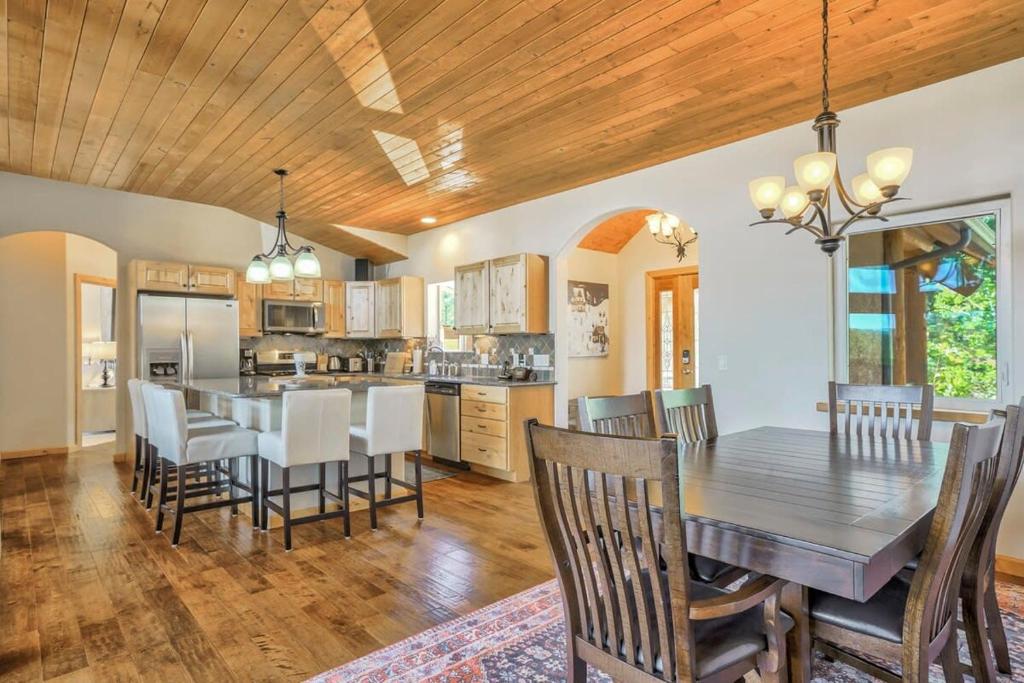 Colorado Lux Private Cabin Hot Tub Game Room A - Image 5