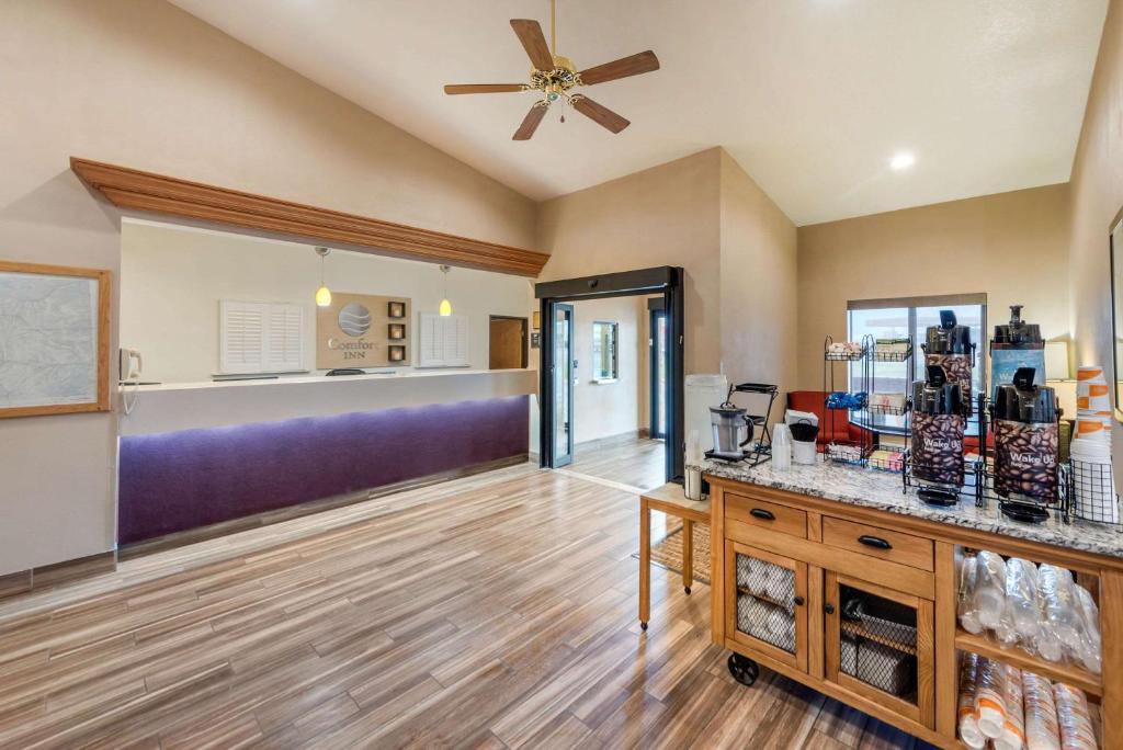 Comfort Inn Limon - Image 5