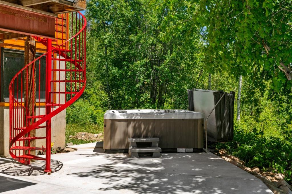 Hot Tub (Jacuzzi) - Photo 3