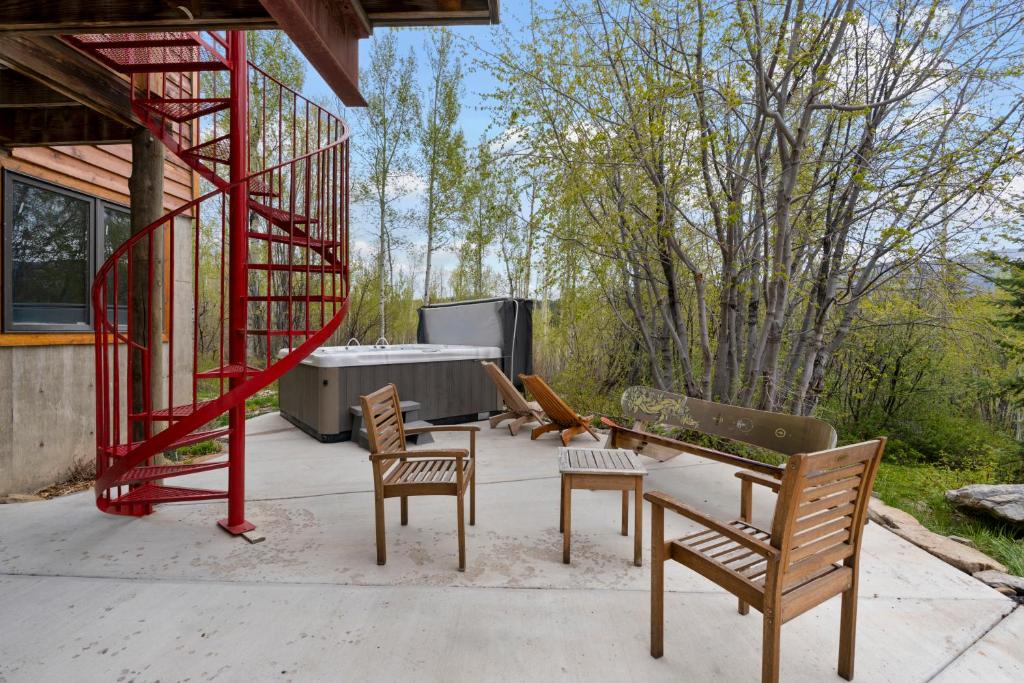 Secluded Mtn home by Purg, Hot Tub, Views! Pets ok