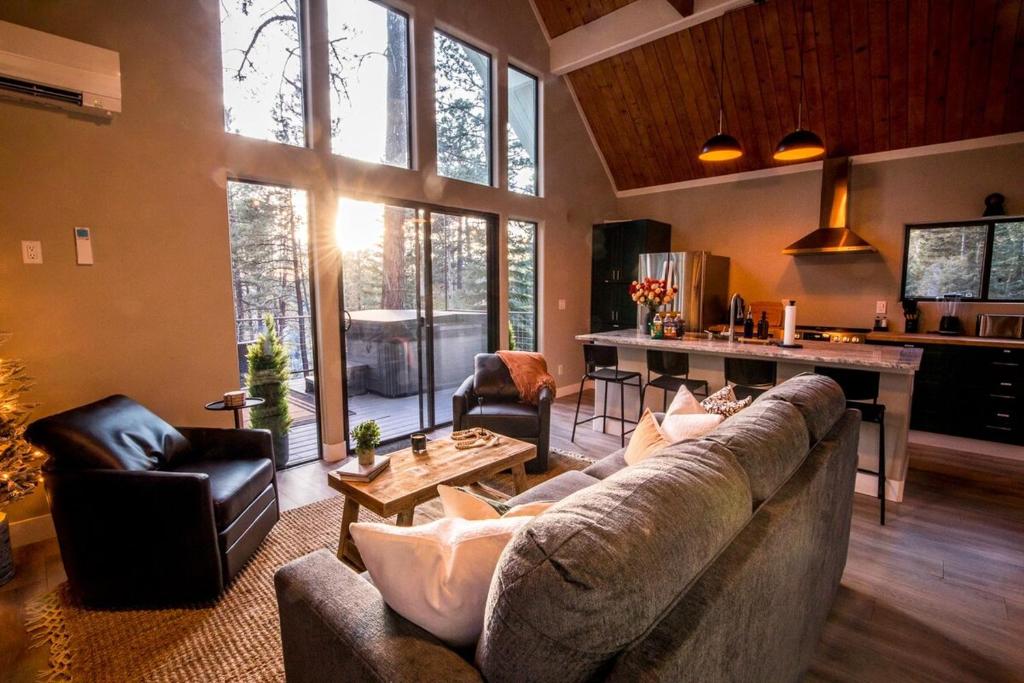 Aspen Chalet Hot Tub, Fire Pit, Games,1-Acre