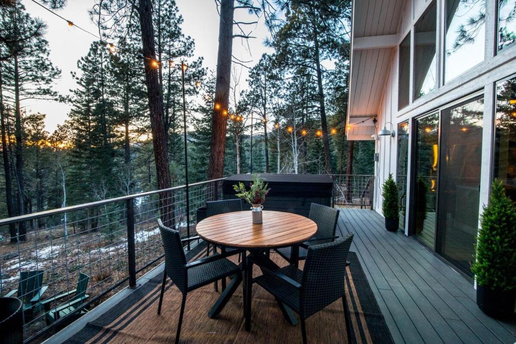 Aspen Chalet Hot Tub, Fire Pit, Games,1-Acre