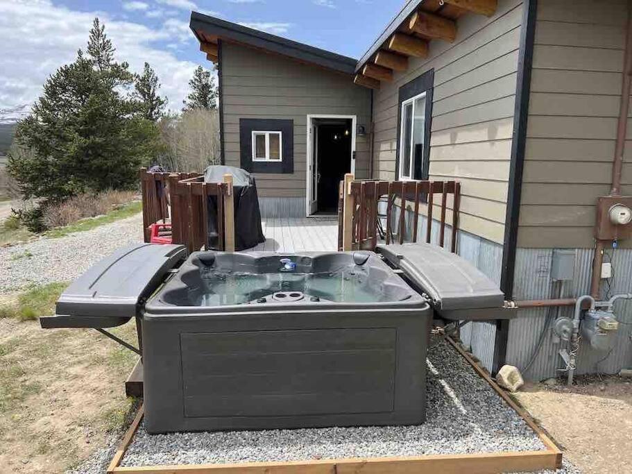 Abandoned Rail Cabin -19 miles to Breckenridge! Hot Tub!