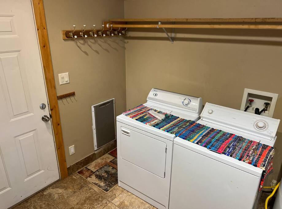 Abandoned Rail Cabin -19 miles to Breckenridge! Hot Tub! - Image 8