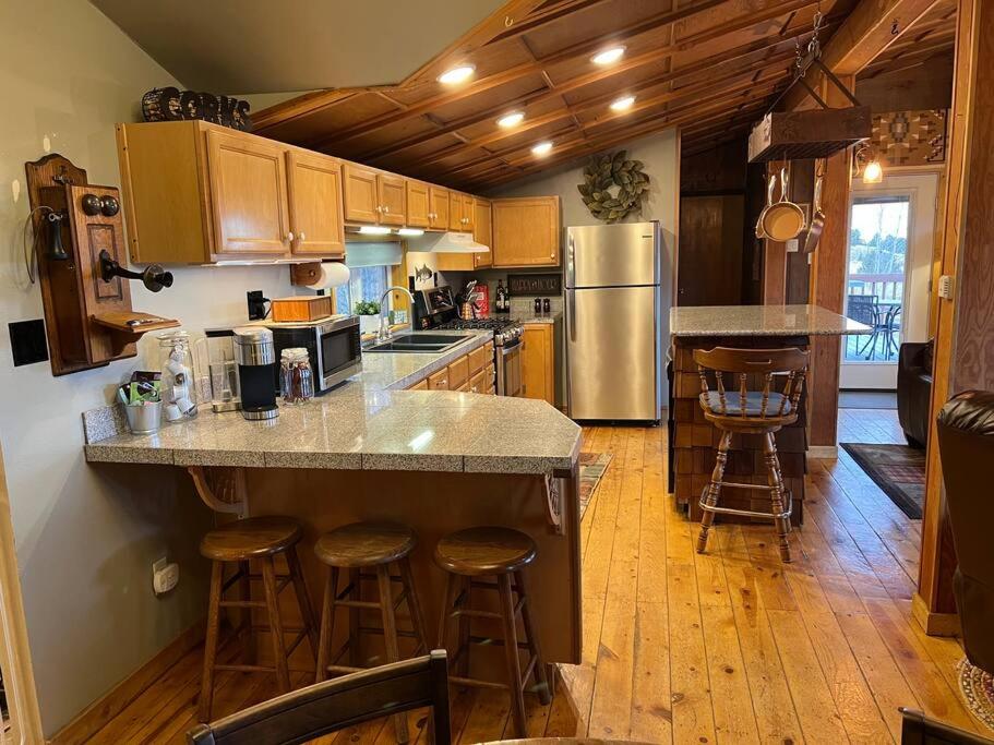 Abandoned Rail Cabin -19 miles to Breckenridge! Hot Tub! - Image 4