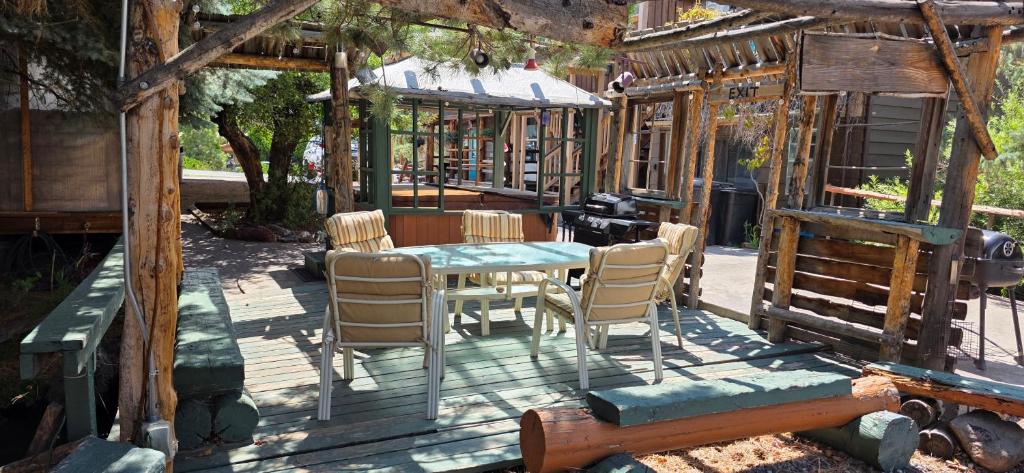 King Suite with a Full Kitchen and Balcony at the Cedaredge Lodge - Image 6