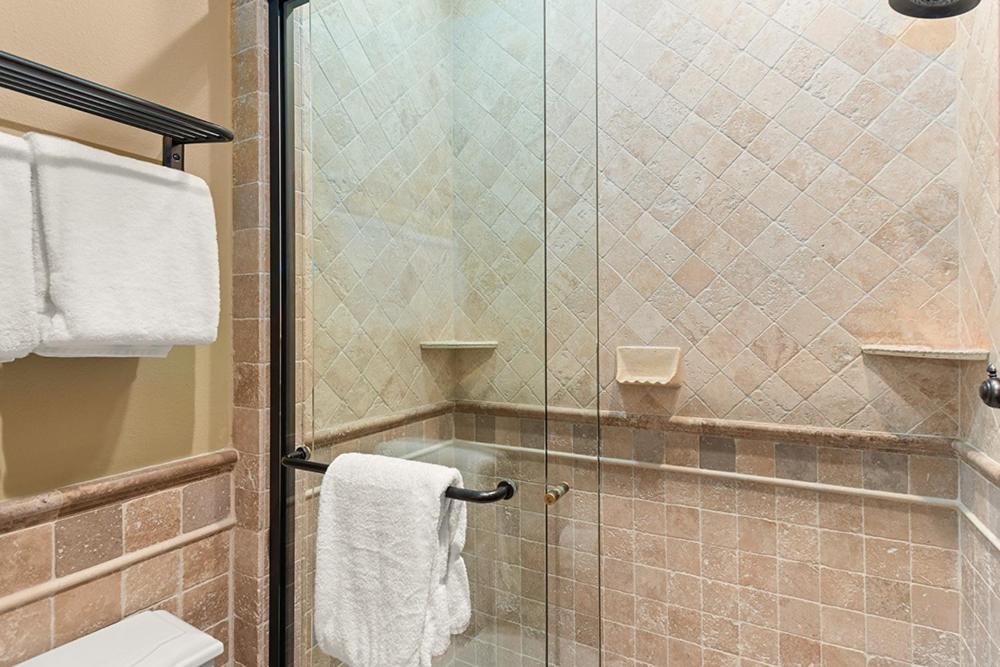 Independence Square 308, Top Floor Hotel Room with Ideal Downtown Location - Image 8