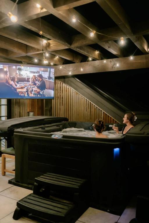 Hot Tub (Jacuzzi) - Photo 5