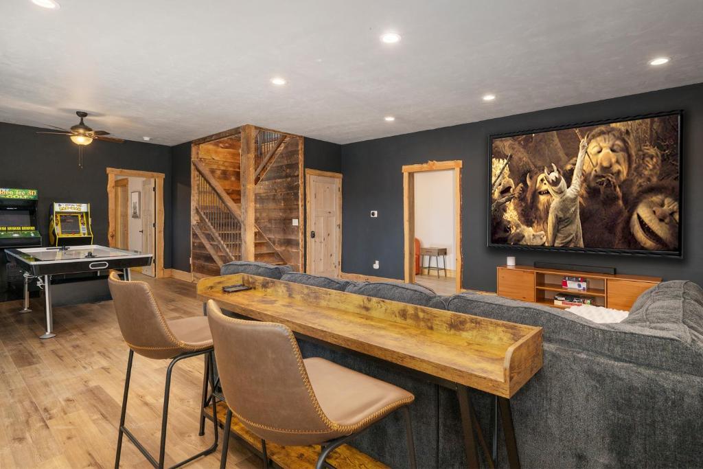 Luxurious Chalet - Epic Views, Hot Tub, Gym, Game Room, & 4k Projector in Grand Lake - Image 5