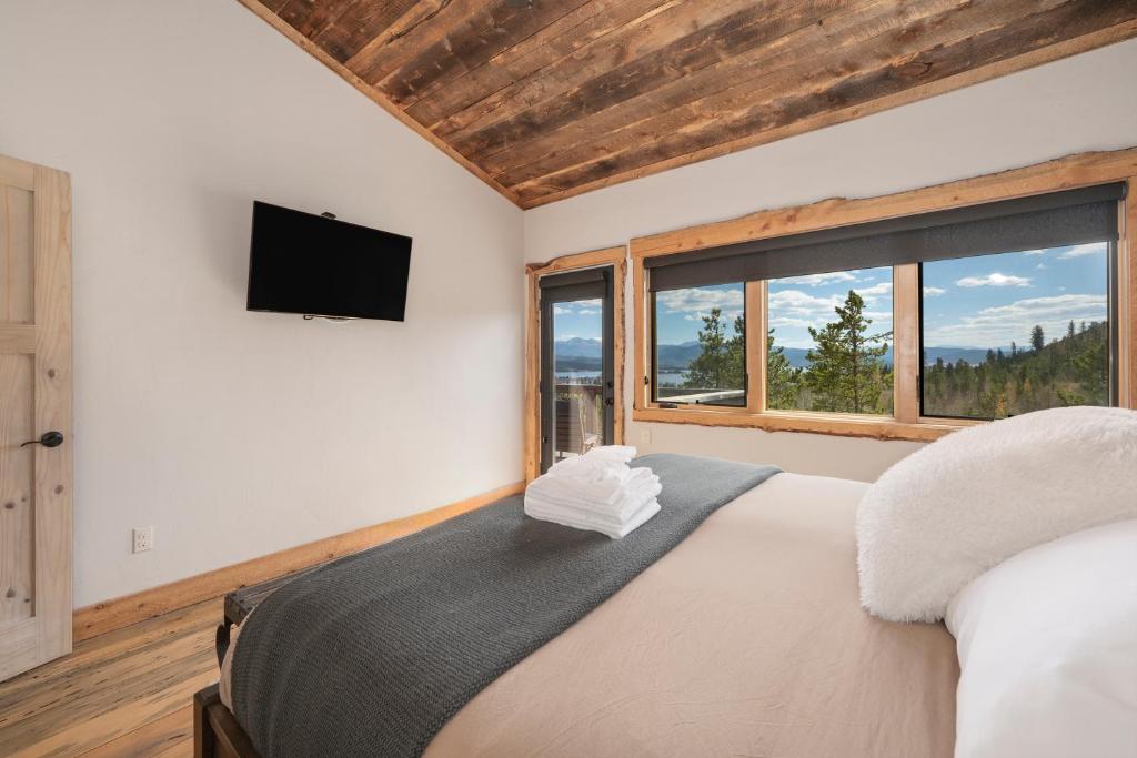 Luxurious Chalet - Epic Views, Hot Tub, Gym, Game Room, & 4k Projector in Grand Lake - Image 7