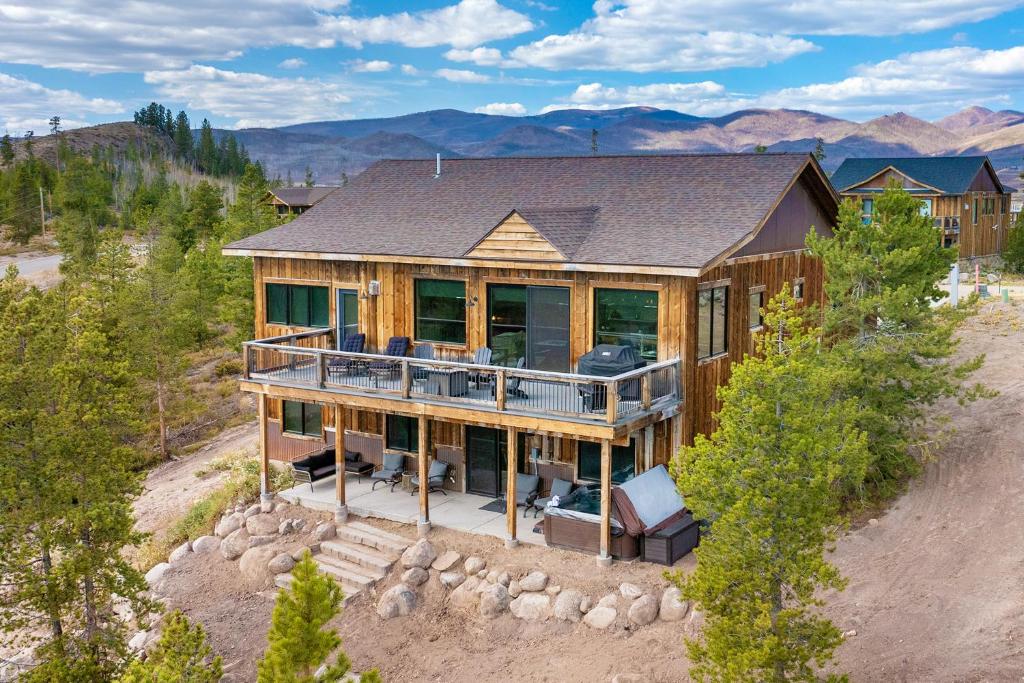 Luxurious Chalet - Epic Views, Hot Tub, Gym, Game Room, & 4k Projector in Grand Lake