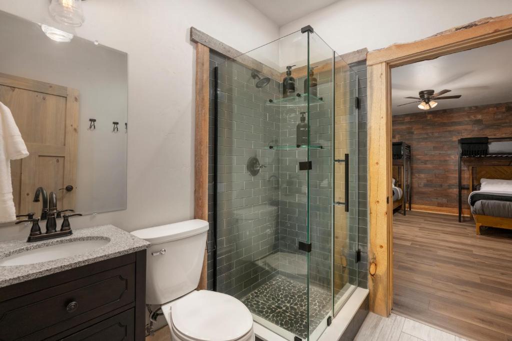 Luxurious Chalet - Epic Views, Hot Tub, Gym, Game Room, & 4k Projector in Grand Lake - Image 8