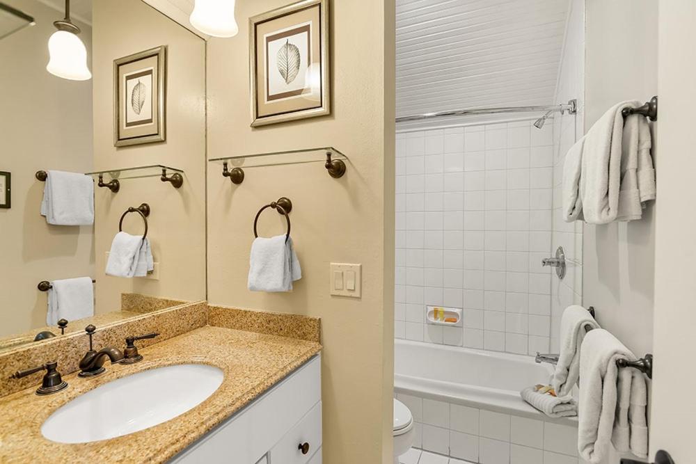 Independence Square 213, Spacious Hotel Room with 2 Queen Beds, Wet Bar, and Sitting Area - Image 8