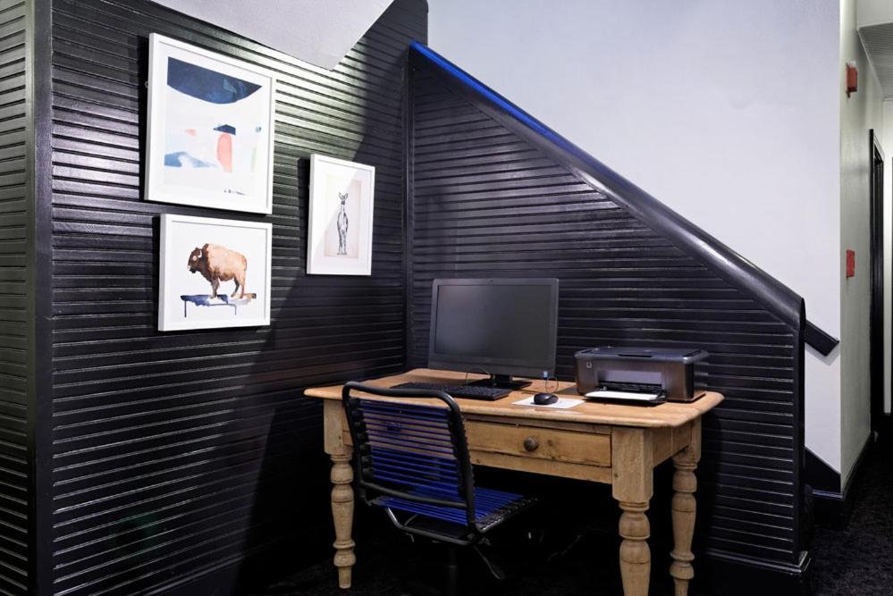 Independence Square 213, Spacious Hotel Room with 2 Queen Beds, Wet Bar, and Sitting Area - Image 7