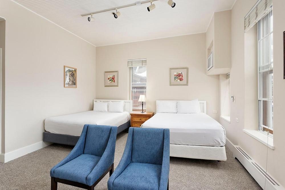 Independence Square 213, Spacious Hotel Room with 2 Queen Beds, Wet Bar, and Sitting Area