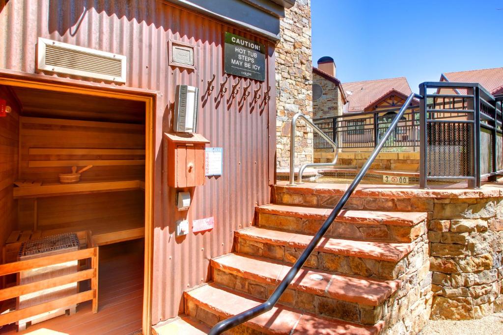 Hot Tub (Jacuzzi) - Photo 3