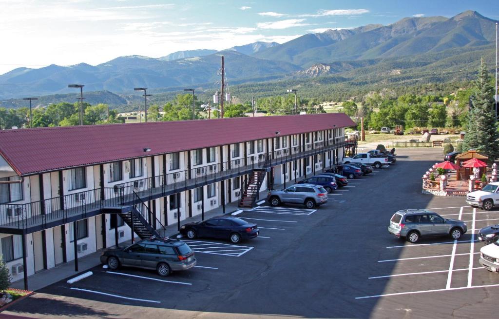 Gateway Inn and Suites - Image 4